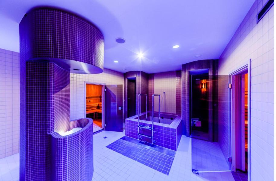 Live-inn 2 Bdr Family For 1-8 Guests, 20 Mins To Center, Lift, Gym, Reception, Parking, Roof Terrace, Game & Party * Praha