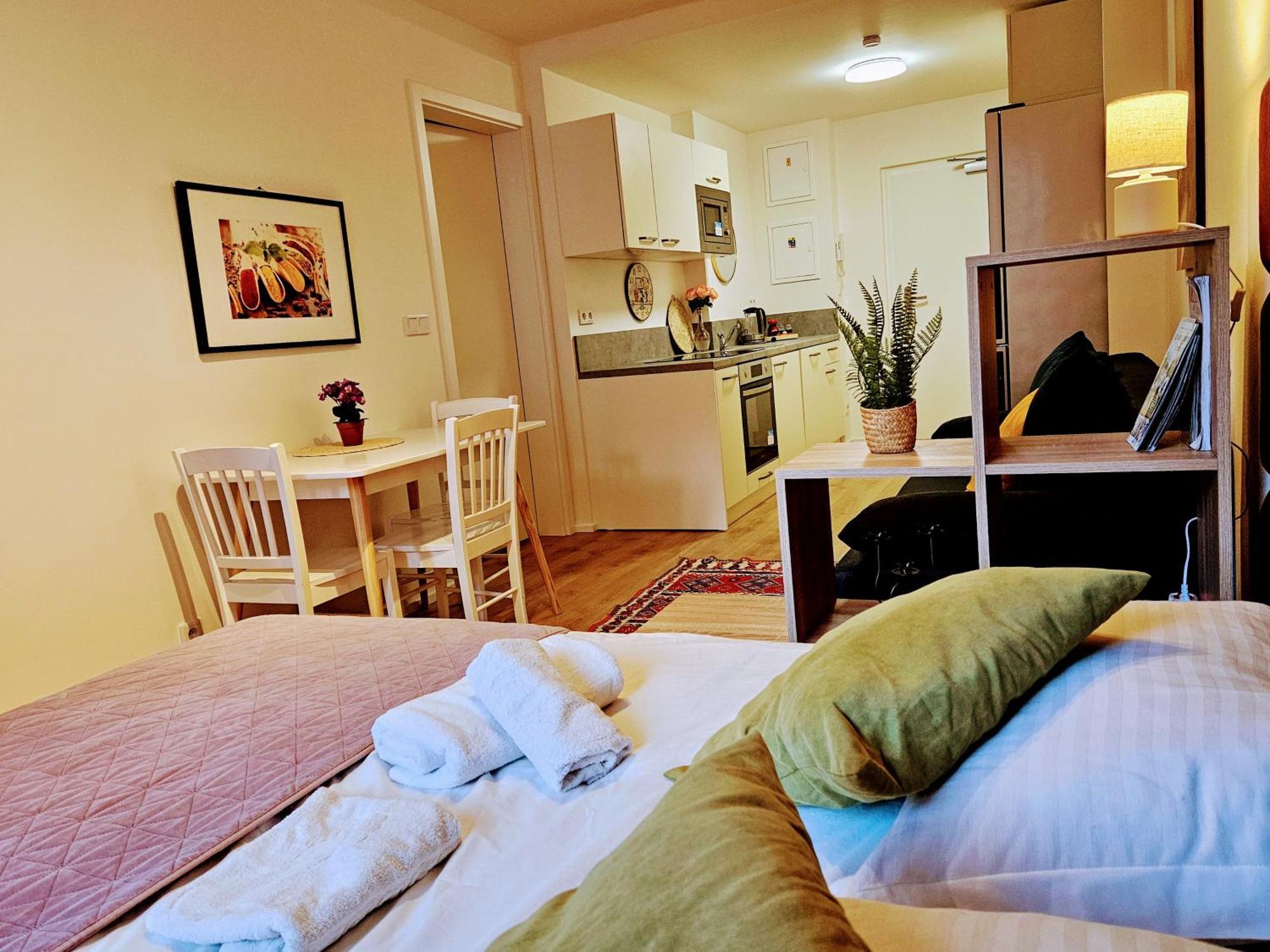 Apartmán Live-inn 2 Bdr Family For 1-8 Guests, 20 Mins To Center, Lift, Gym, Reception, Parking, Roof Terrace, Game & Party *