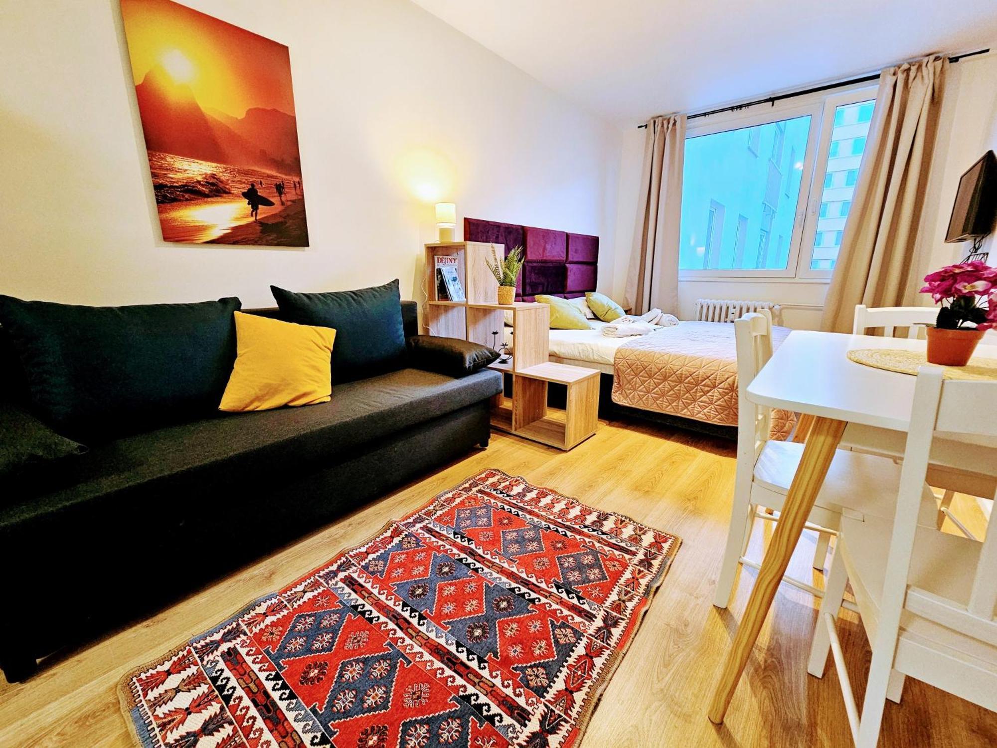 Apartmán Live-inn 2 Bdr Family For 1-8 Guests, 20 Mins To Center, Lift, Gym, Reception, Parking, Roof Terrace, Game & Party Praha