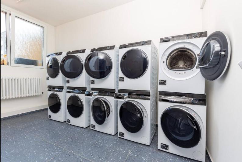 Apartment Live-inn 2 Bdr Family For 1-8 Guests, 20 Mins To Center, Lift, Gym, Reception, Parking, Roof Terrace, Game & Party Prag