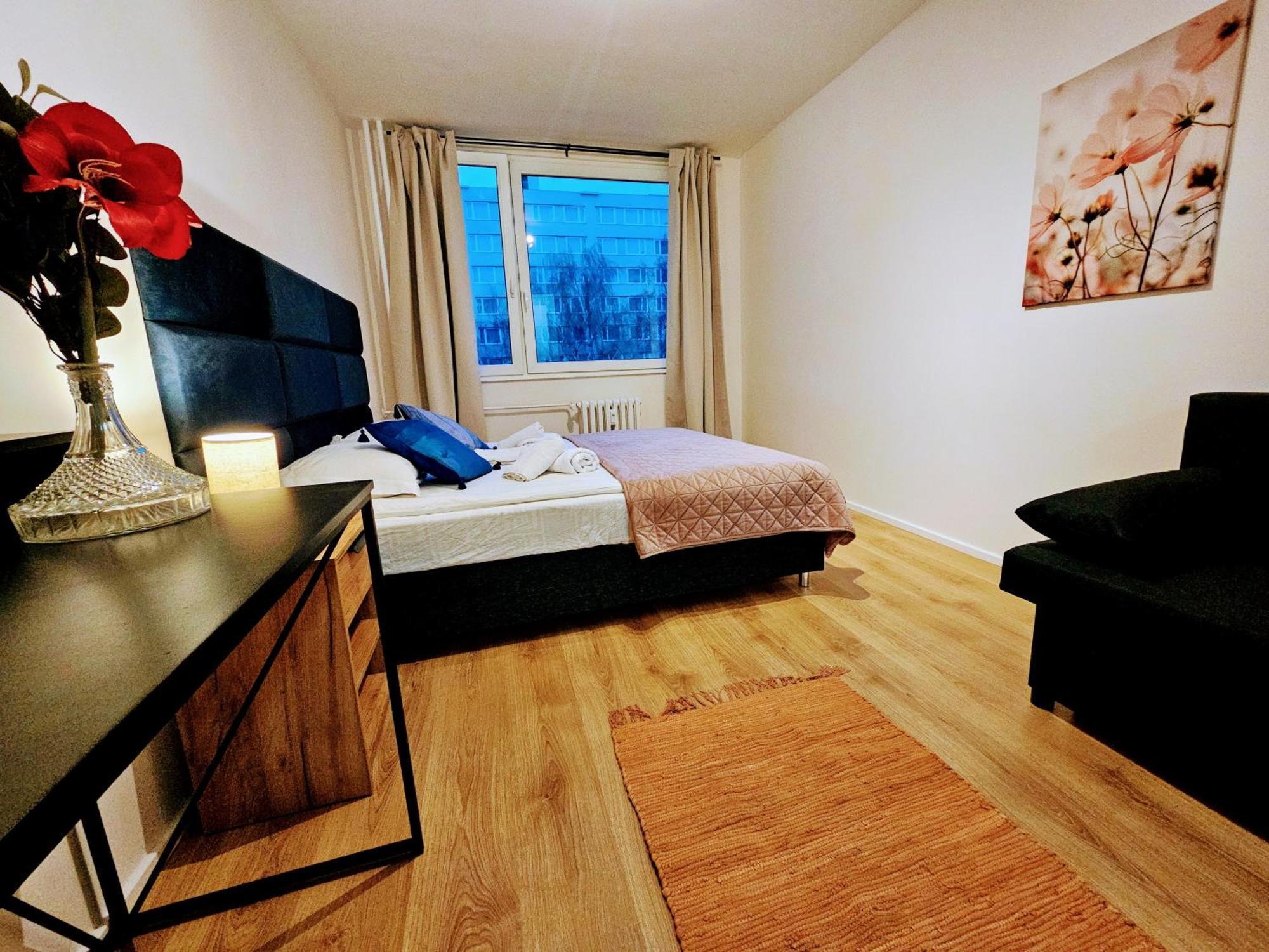 Live-inn 2 Bdr Family For 1-8 Guests, 20 Mins To Center, Lift, Gym, Reception, Parking, Roof Terrace, Game & Party Apartment Prag