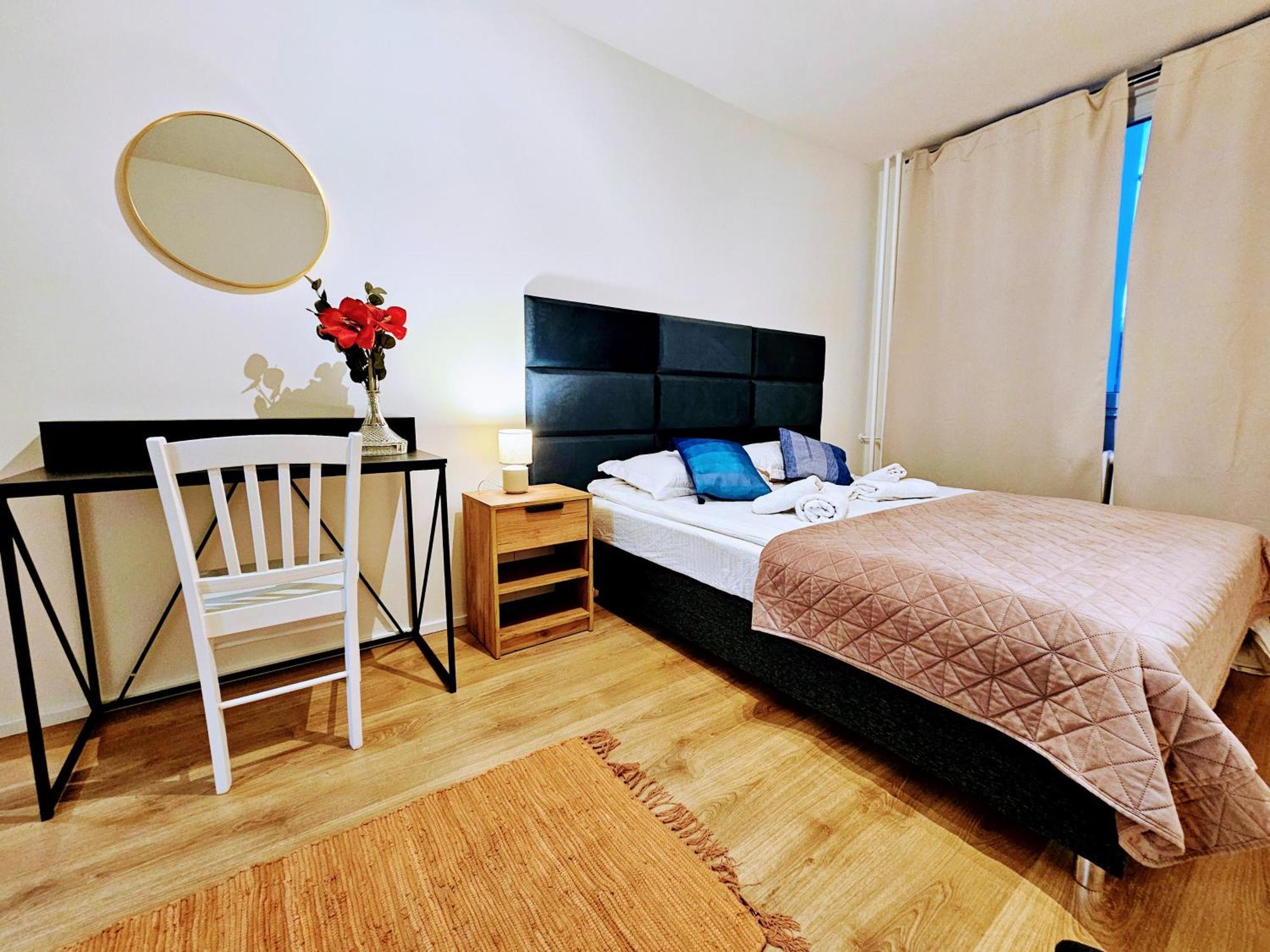 Live-inn 2 Bdr Family For 1-8 Guests, 20 Mins To Center, Lift, Gym, Reception, Parking, Roof Terrace, Game & Party Prag