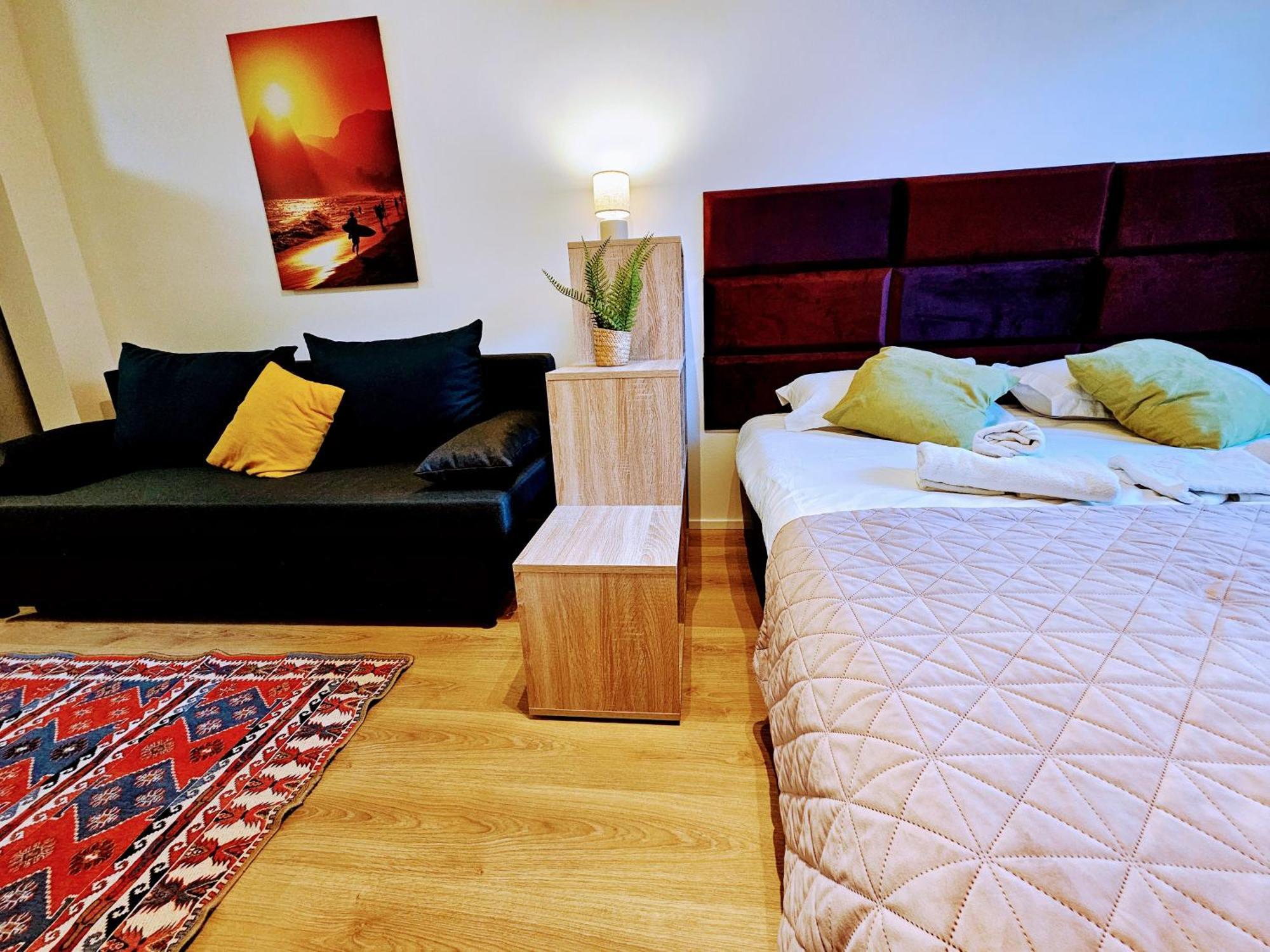 Live-inn 2 Bdr Family For 1-8 Guests, 20 Mins To Center, Lift, Gym, Reception, Parking, Roof Terrace, Game & Party Apartment Prag