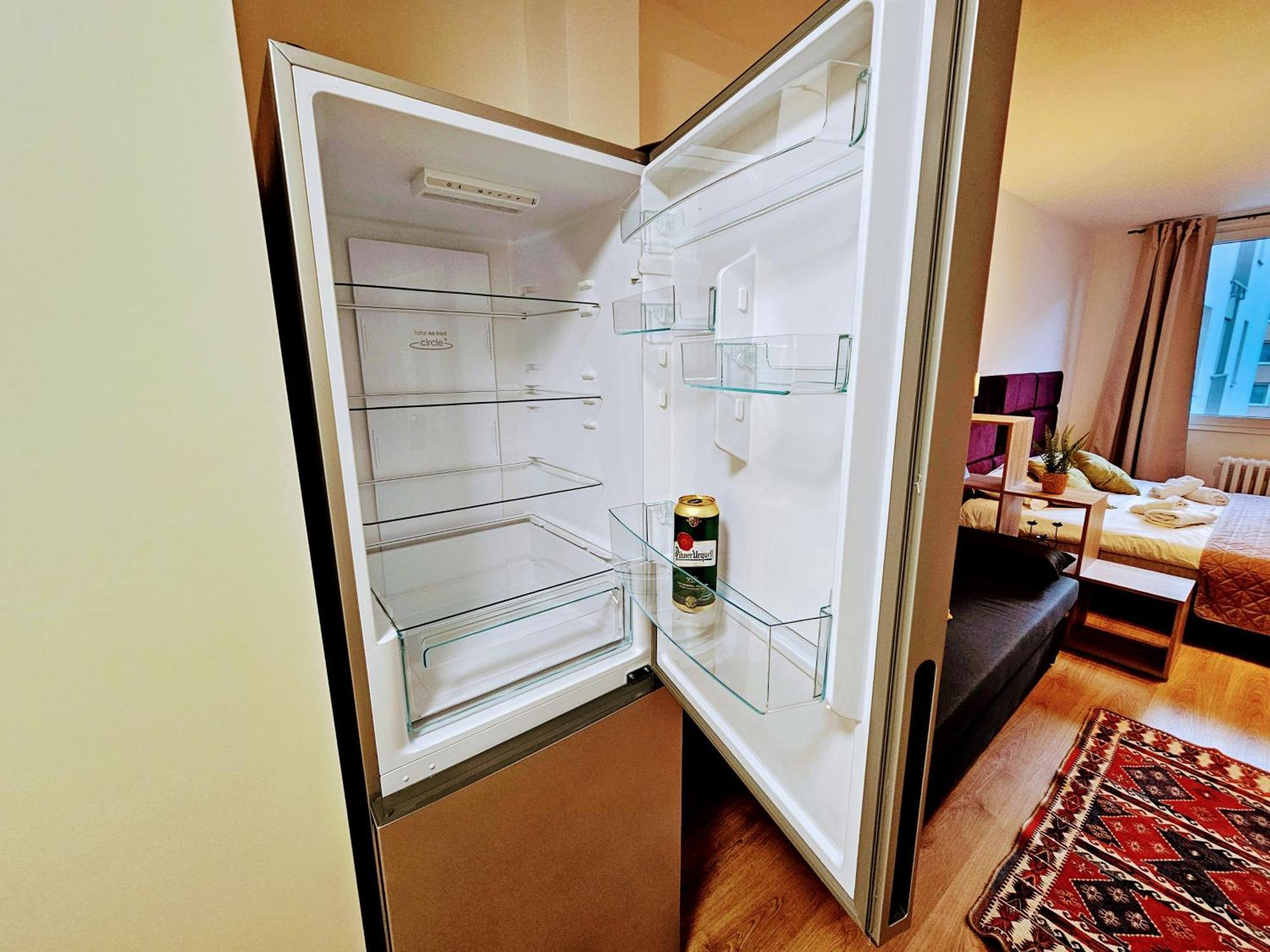 Apartment Live-inn 2 Bdr Family For 1-8 Guests, 20 Mins To Center, Lift, Gym, Reception, Parking, Roof Terrace, Game & Party Prag