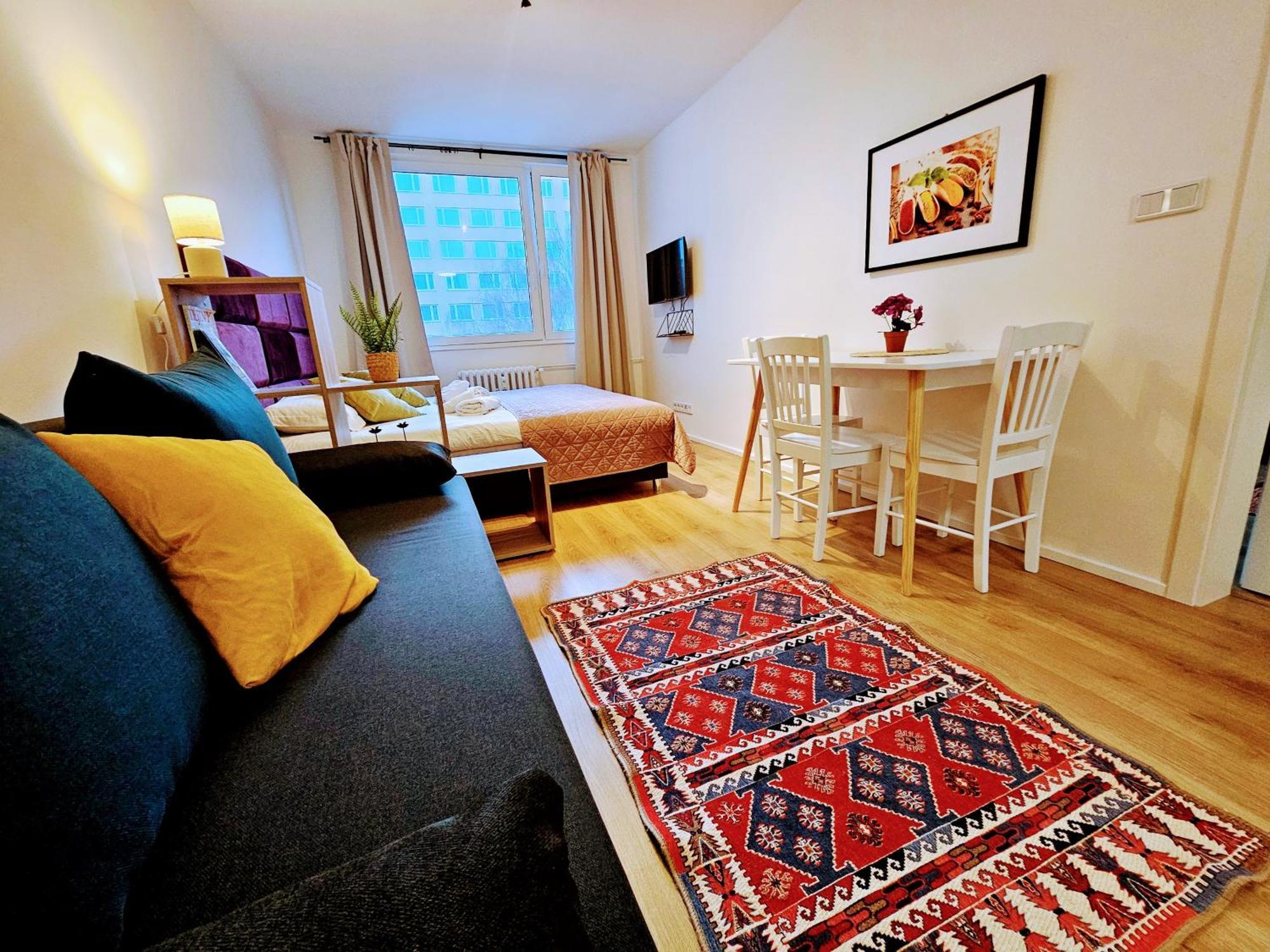 Live-inn 2 Bdr Family For 1-8 Guests, 20 Mins To Center, Lift, Gym, Reception, Parking, Roof Terrace, Game & Party * Prag