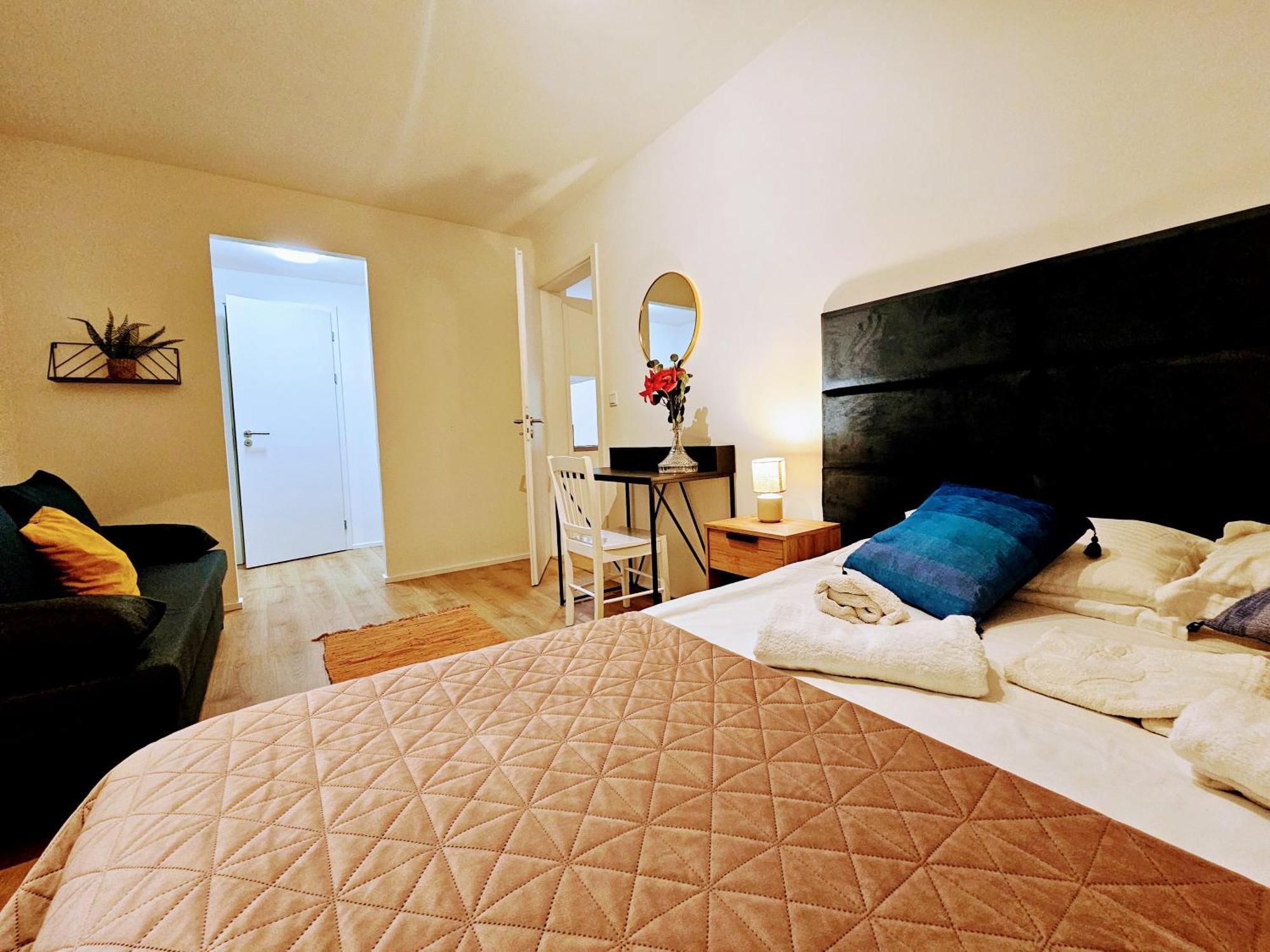 Live-inn 2 Bdr Family For 1-8 Guests, 20 Mins To Center, Lift, Gym, Reception, Parking, Roof Terrace, Game & Party Apartment Prag