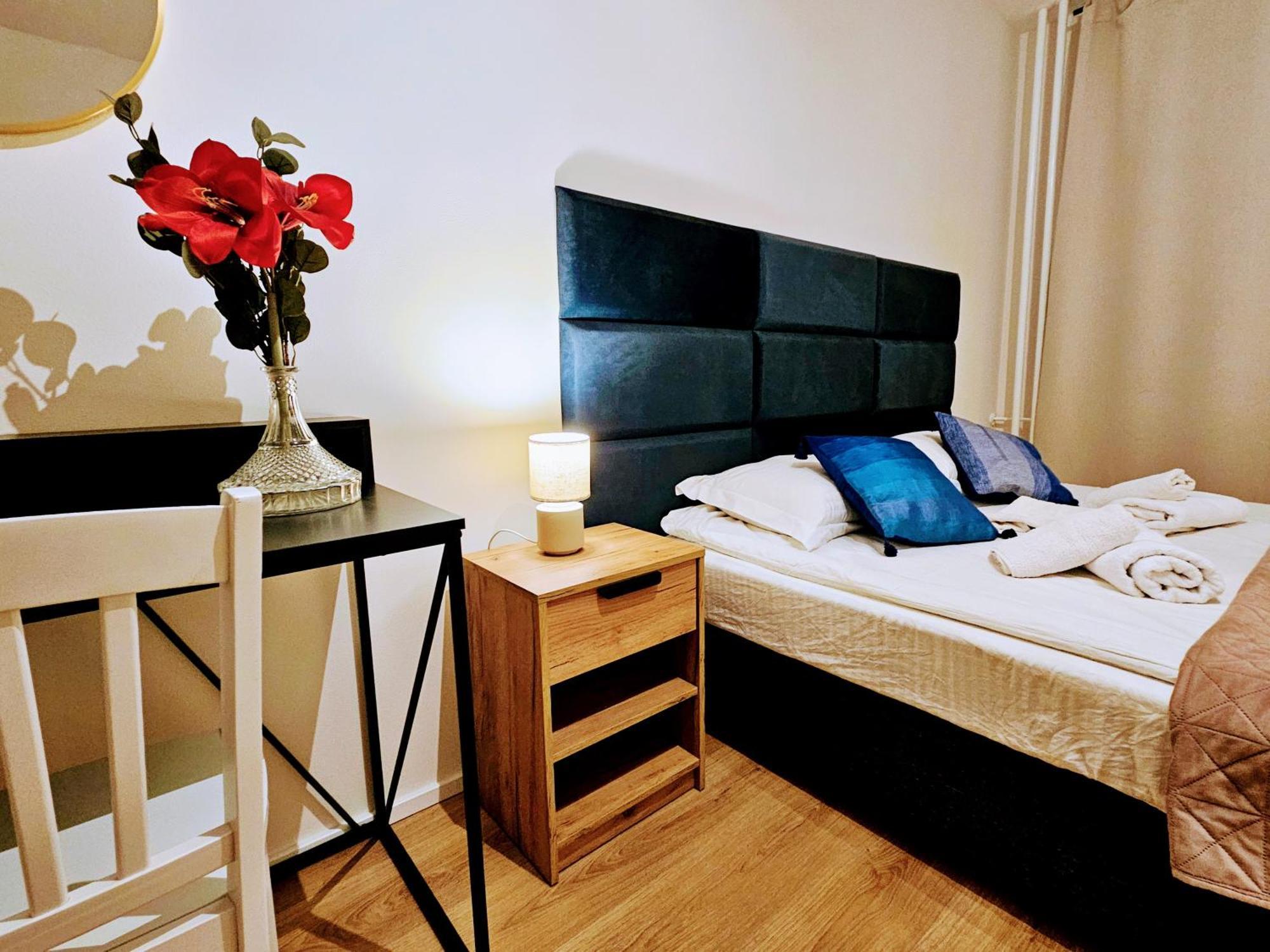 Apartment Live-inn 2 Bdr Family For 1-8 Guests, 20 Mins To Center, Lift, Gym, Reception, Parking, Roof Terrace, Game & Party Prag
