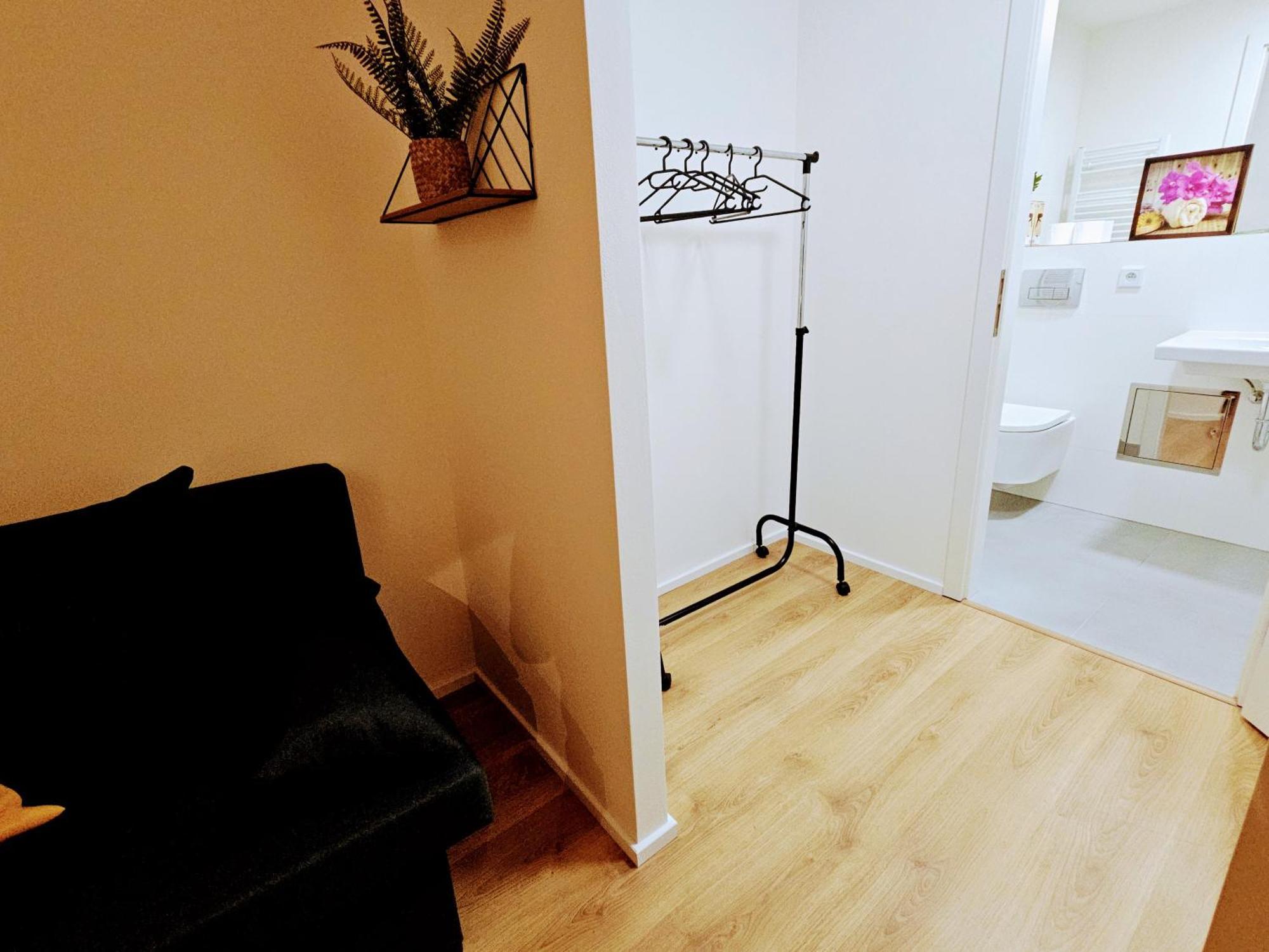 Live-inn 2 Bdr Family For 1-8 Guests, 20 Mins To Center, Lift, Gym, Reception, Parking, Roof Terrace, Game & Party Prag