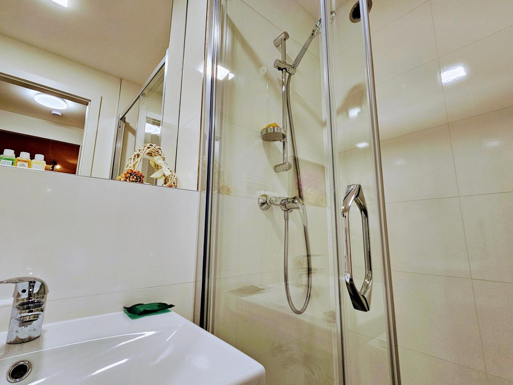 Live-inn 2 Bdr Family For 1-8 Guests, 20 Mins To Center, Lift, Gym, Reception, Parking, Roof Terrace, Game & Party * Prag