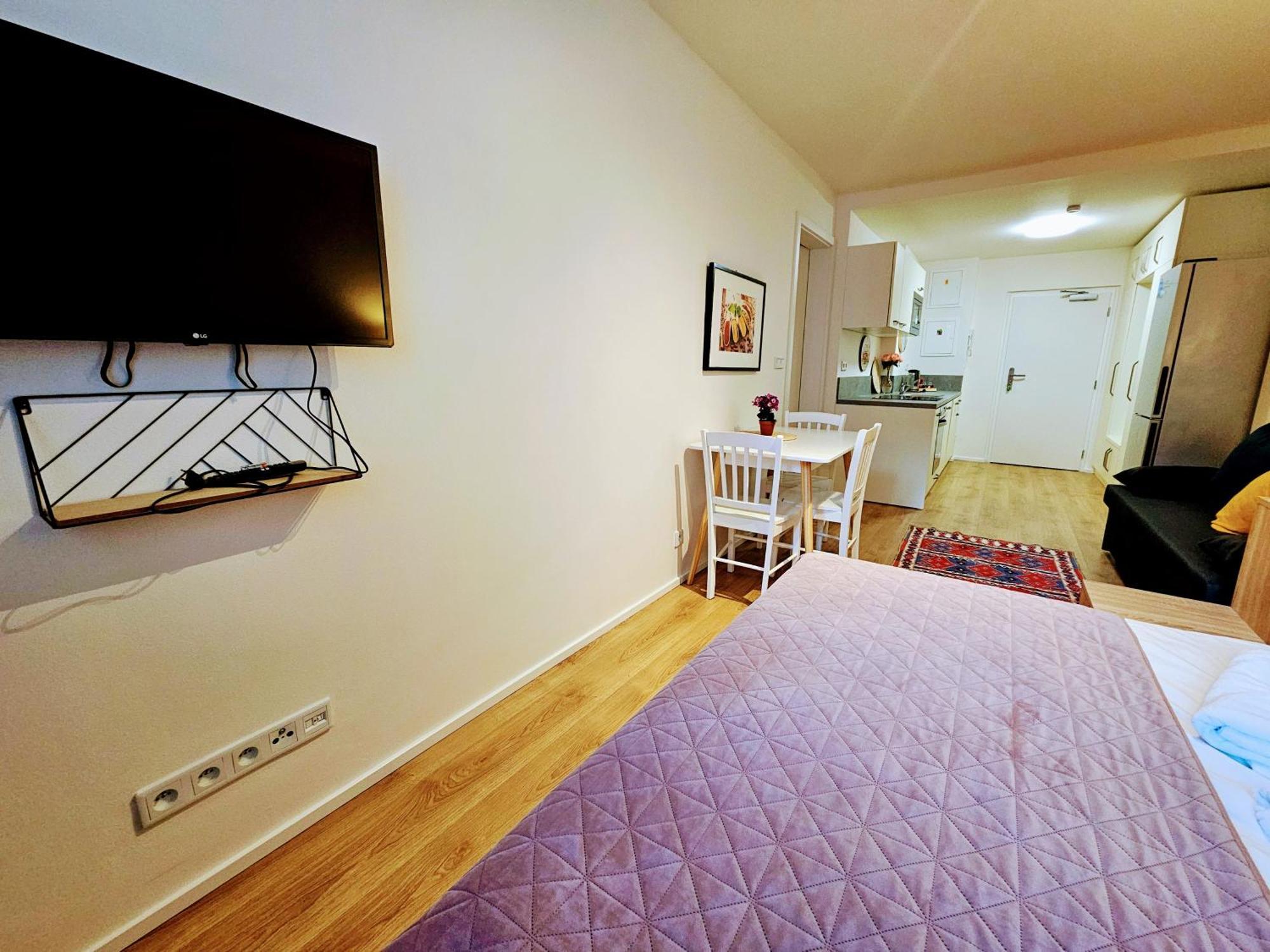 Live-inn 2 Bdr Family For 1-8 Guests, 20 Mins To Center, Lift, Gym, Reception, Parking, Roof Terrace, Game & Party Apartment Prag
