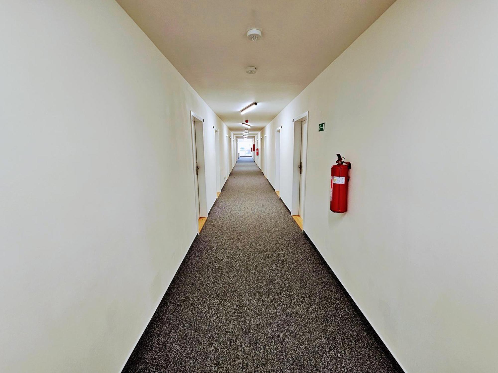 Live-inn 2 Bdr Family For 1-8 Guests, 20 Mins To Center, Lift, Gym, Reception, Parking, Roof Terrace, Game & Party Prag