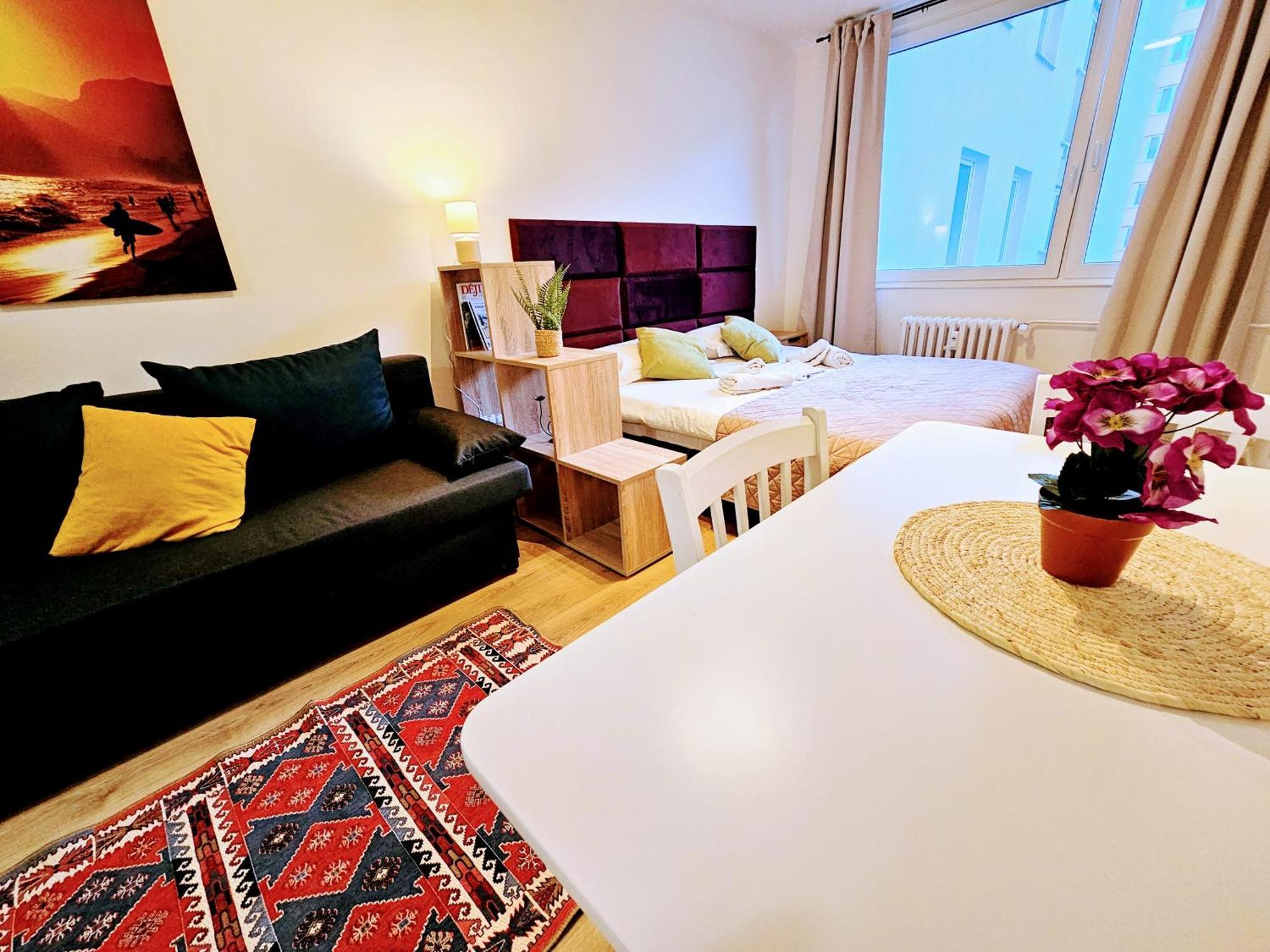 Apartment Live-inn 2 Bdr Family For 1-8 Guests, 20 Mins To Center, Lift, Gym, Reception, Parking, Roof Terrace, Game & Party Prag