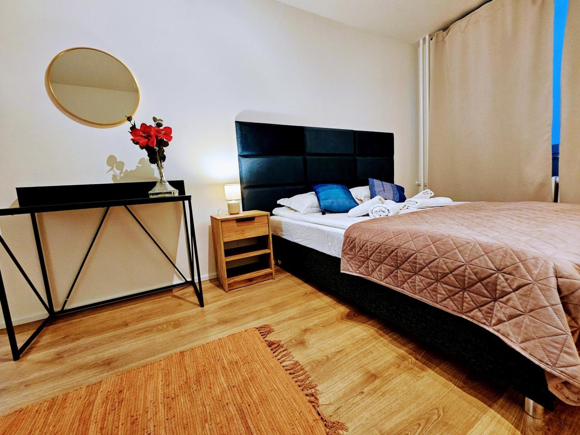 Live-inn 2 Bdr Family For 1-8 Guests, 20 Mins To Center, Lift, Gym, Reception, Parking, Roof Terrace, Game & Party * Prag